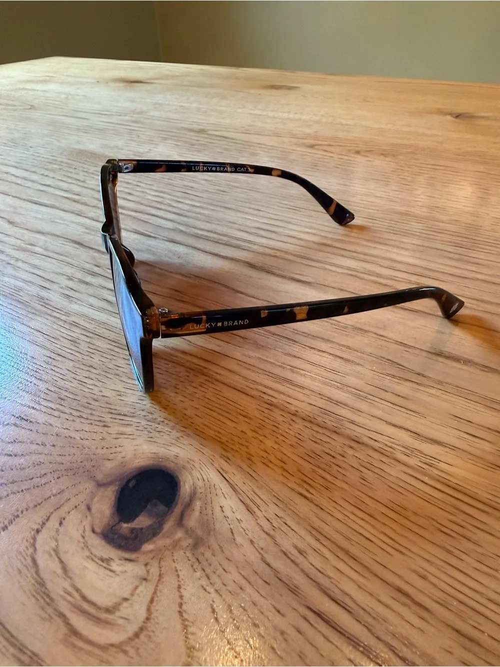 Lucky Brand Tortoise Cat Eye Sunglasses Brown Gradient Lens.